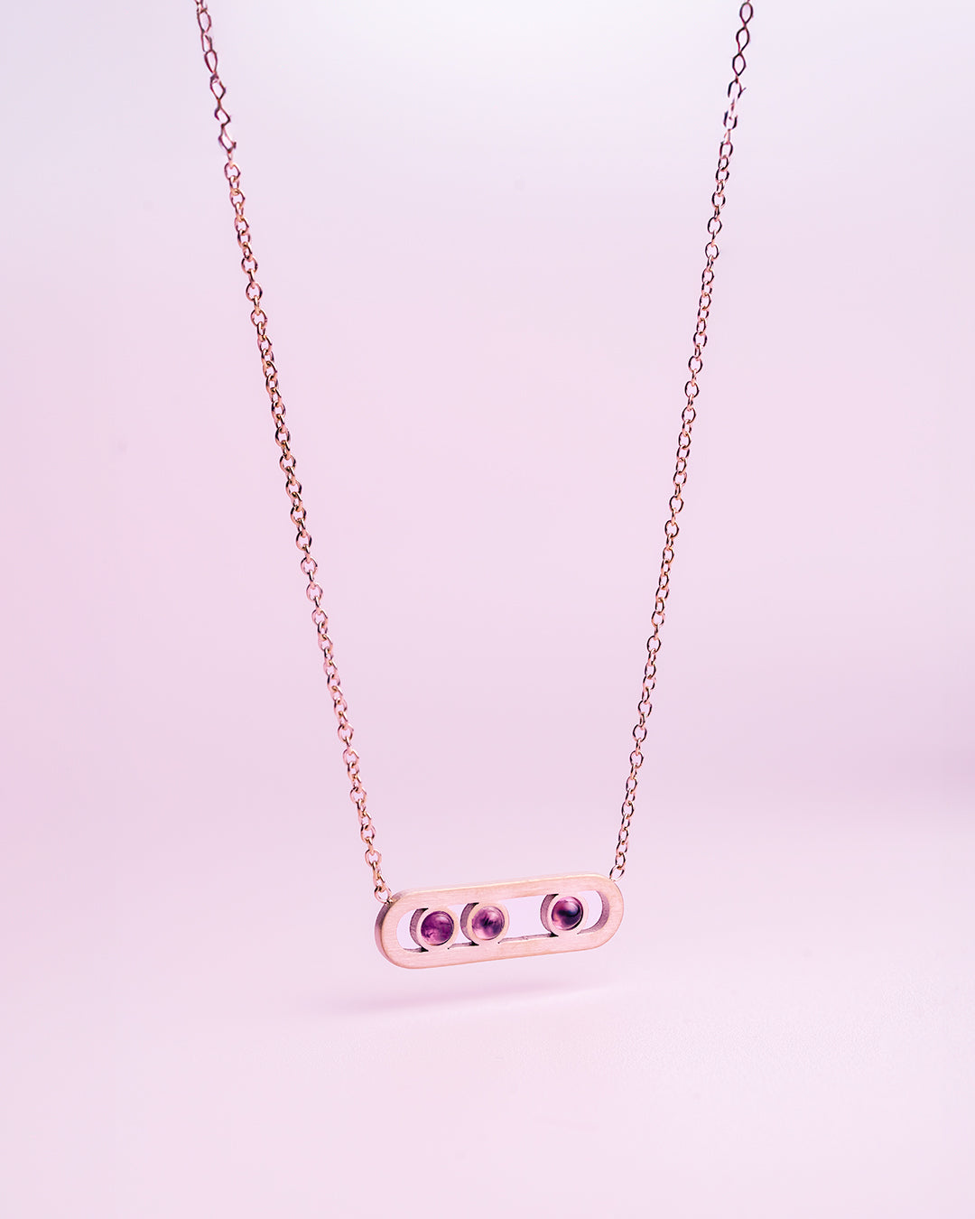 Collier et boucles d'oreilles en or rose avec améthyste violette